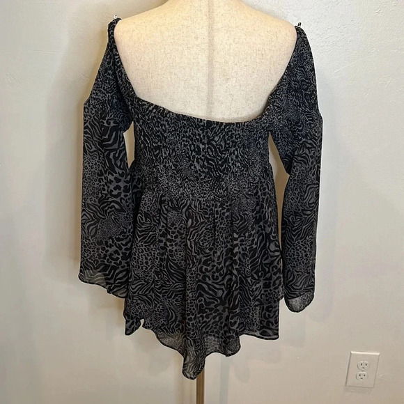 TORRID GRAY ANIMAL PRINT CHIFFON SMOCKED OFF THE SHOULDER BLOUSE NEW WITH TAGS - Picture 6 of 9